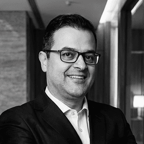 Fotografia corporativa em preto e branco de Guilherme Monteiro, Sócio Diretor da R&R Auditoria.