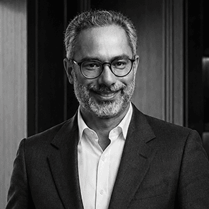 Fotografia corporativa em preto e branco de Paulo Machado, Conselheiro da R&R Auditoria e especialista em Planejamento Tributário.