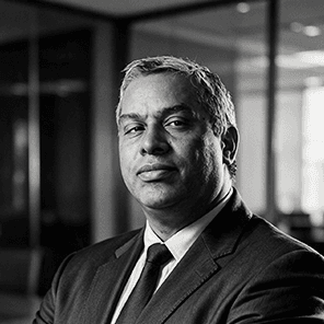 Fotografia corporativa em preto e branco de Ronei Carvalho, Sócio Diretor da R&R Auditoria.